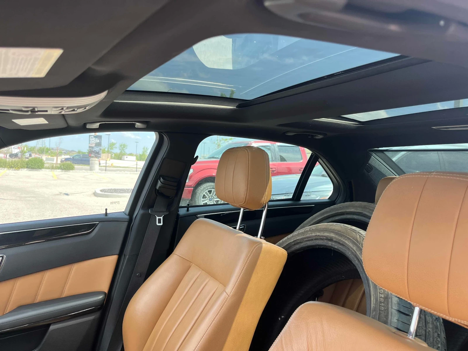 Mercedes-Benz E 500 AMG* 4Matic* Harman Kardon* Масаж* 2чифта гуми, снимка 11 - Автомобили и джипове - 54987703