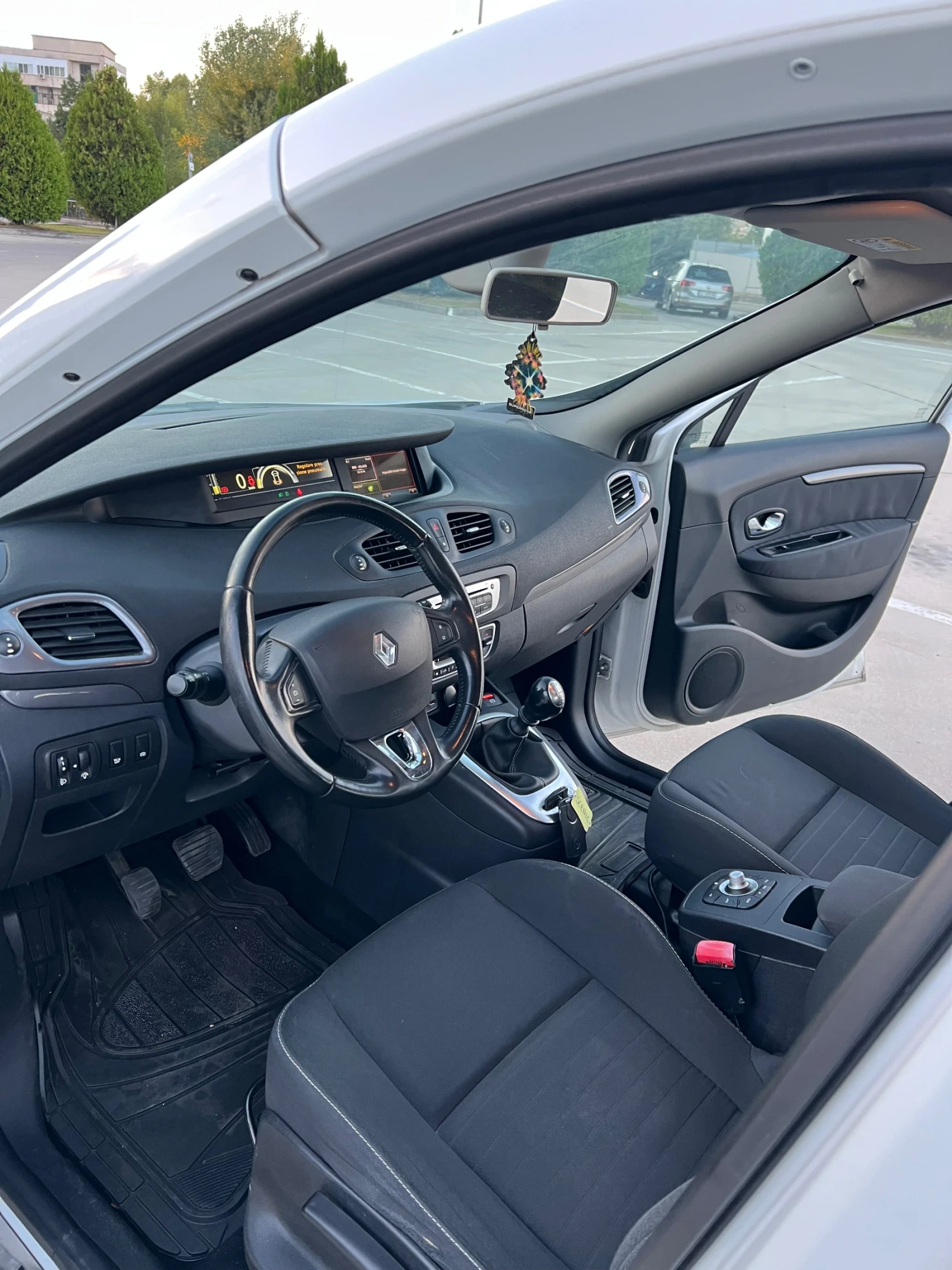 Renault Scenic, снимка 10 - Автомобили и джипове - 56126081