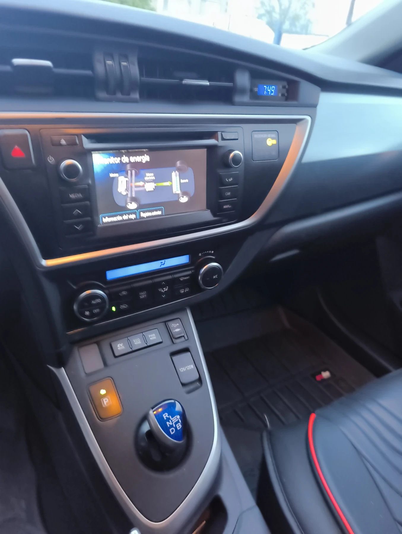 Toyota Auris Комби , снимка 10 - Автомобили и джипове - 56619617