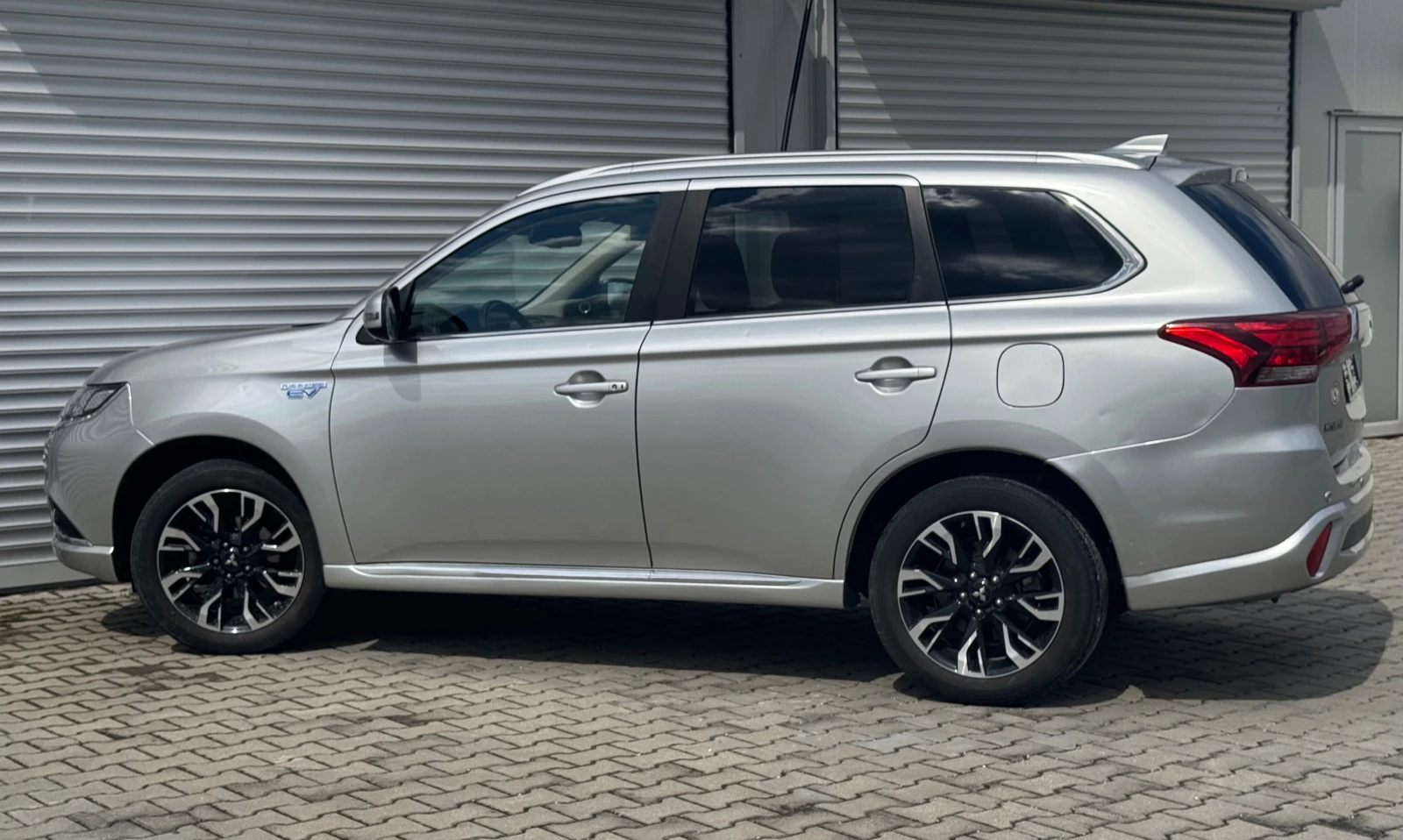 Mitsubishi Outlander 2, 0i plug-in hybrid, 121ps, 4x4, кожа, нави, мулт - изображение 3