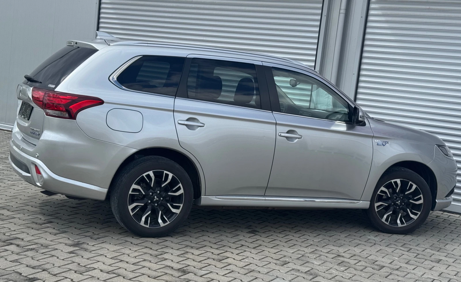 Mitsubishi Outlander 2, 0i plug-in hybrid, 121ps, 4x4, кожа, нави, мулт - изображение 8
