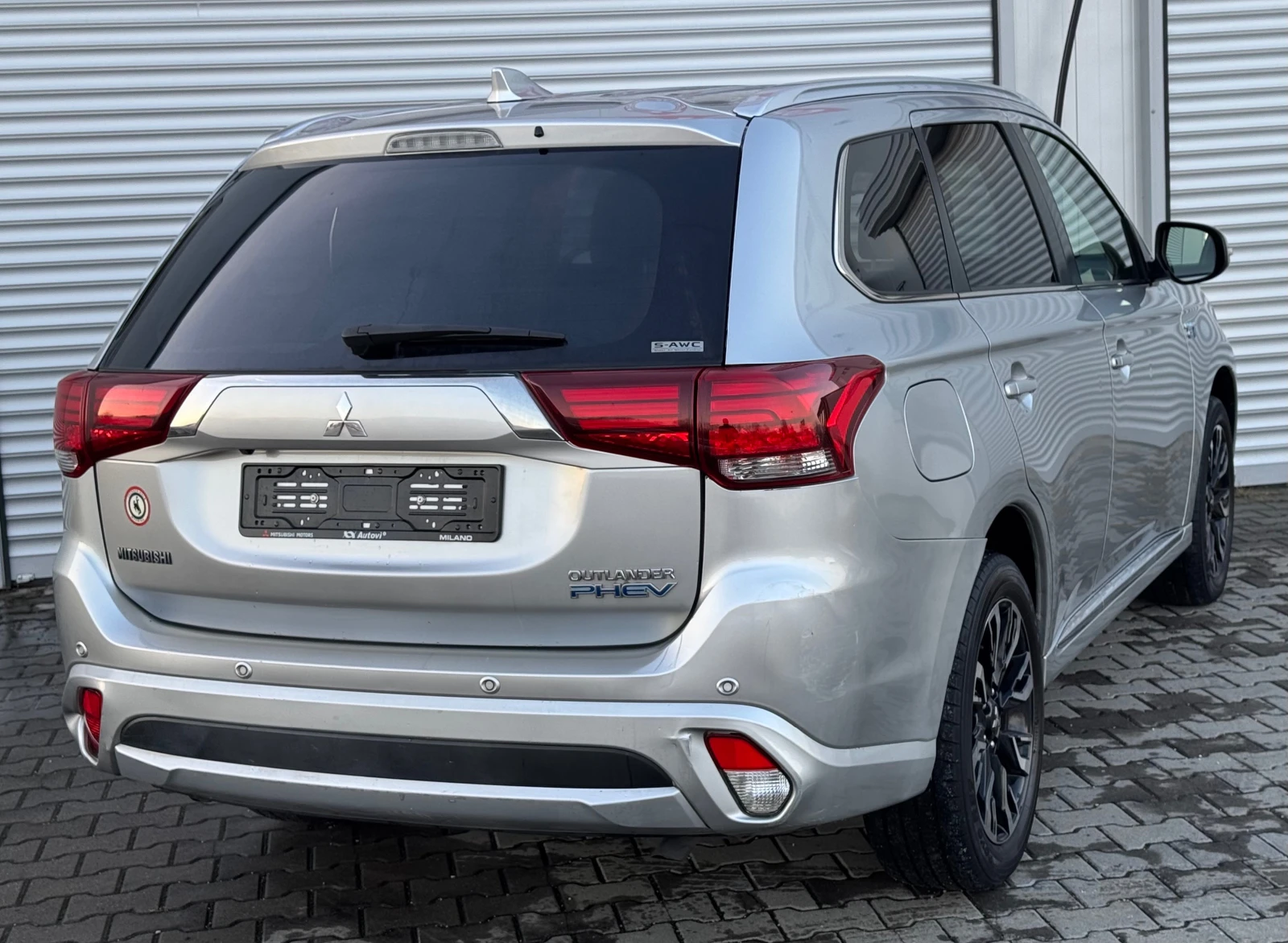 Mitsubishi Outlander 2, 0i plug-in hybrid, 121ps, 4x4, кожа, нави, мулт - изображение 6