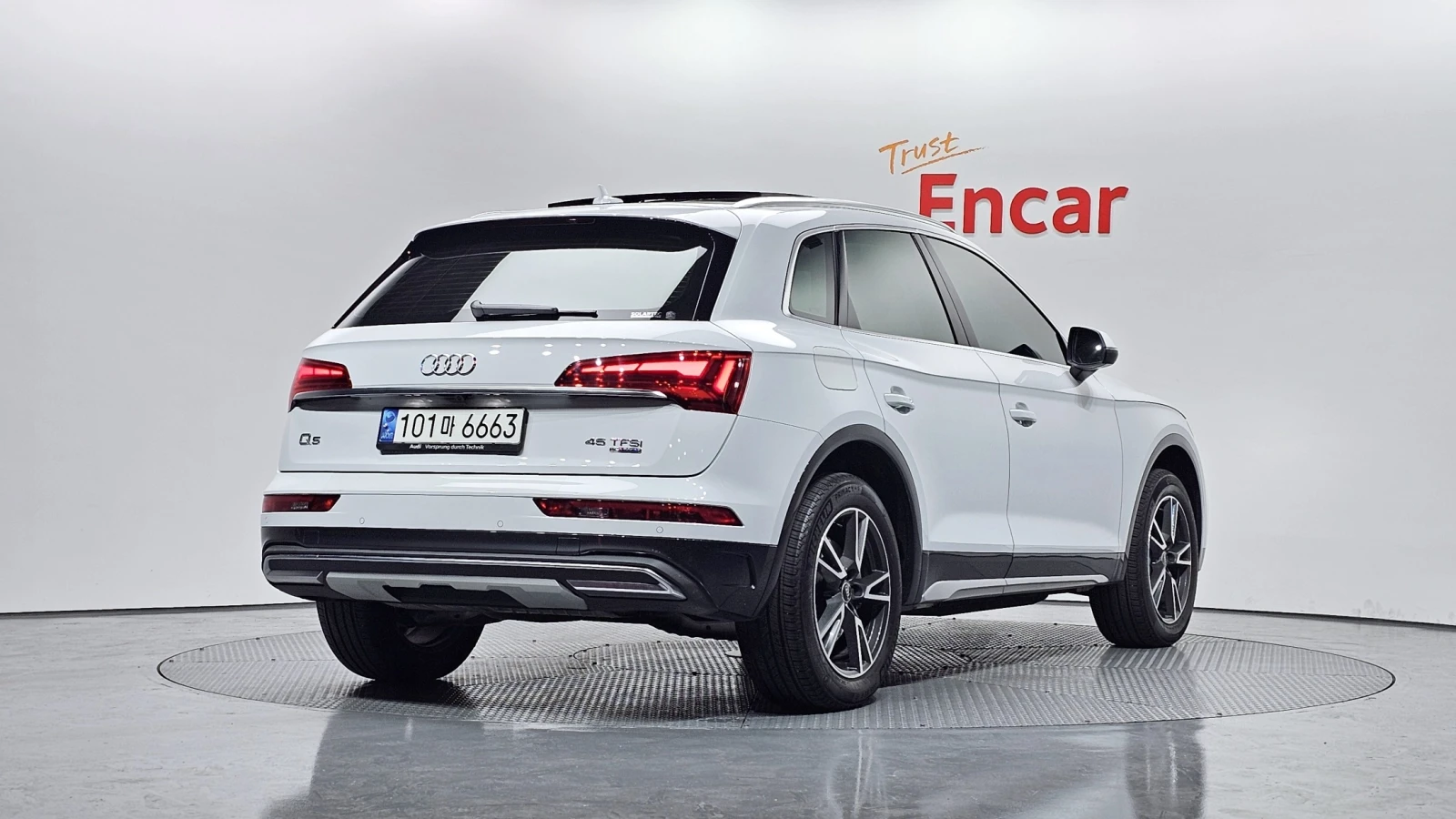 Audi Q5 | DISTRONIC | CARFAX | ПОДГРЕВ | ПАНОРАМА | , снимка 2 - Автомобили и джипове - 55392001