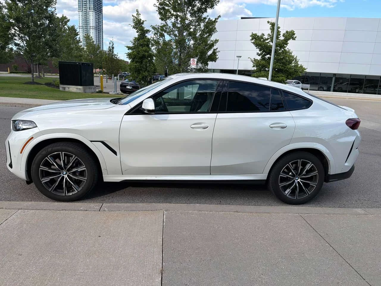BMW X6 xDrive40i | ДИСТРОНИК | 360 | HARMAN KARDON, снимка 3 - Автомобили и джипове - 55400994