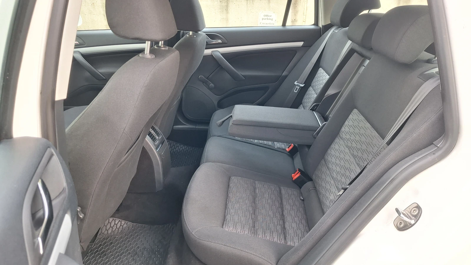 Skoda Octavia 1.6TDI, АВТОМАТ.НАВИ.ПОДГРЕВ.ПАРКТРОНИК. - изображение 9