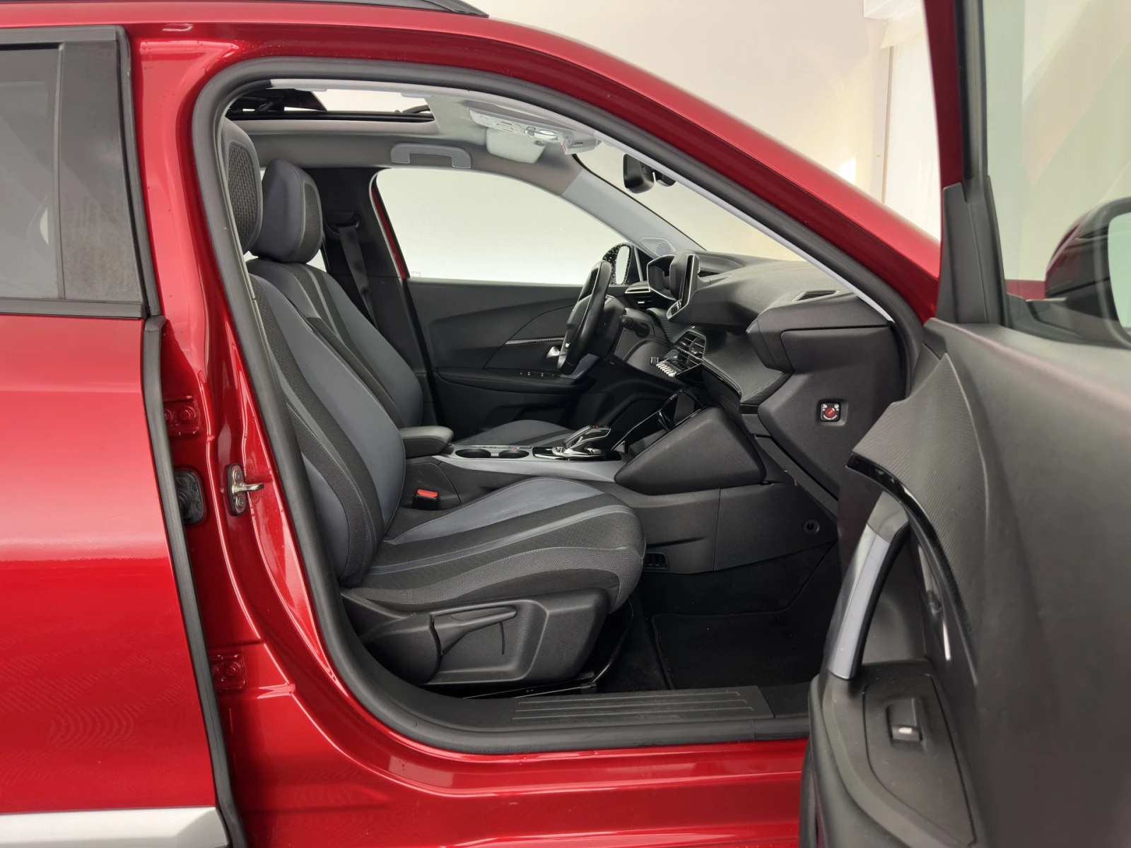 Peugeot 2008 Allure, снимка 14 - Автомобили и джипове - 54113940