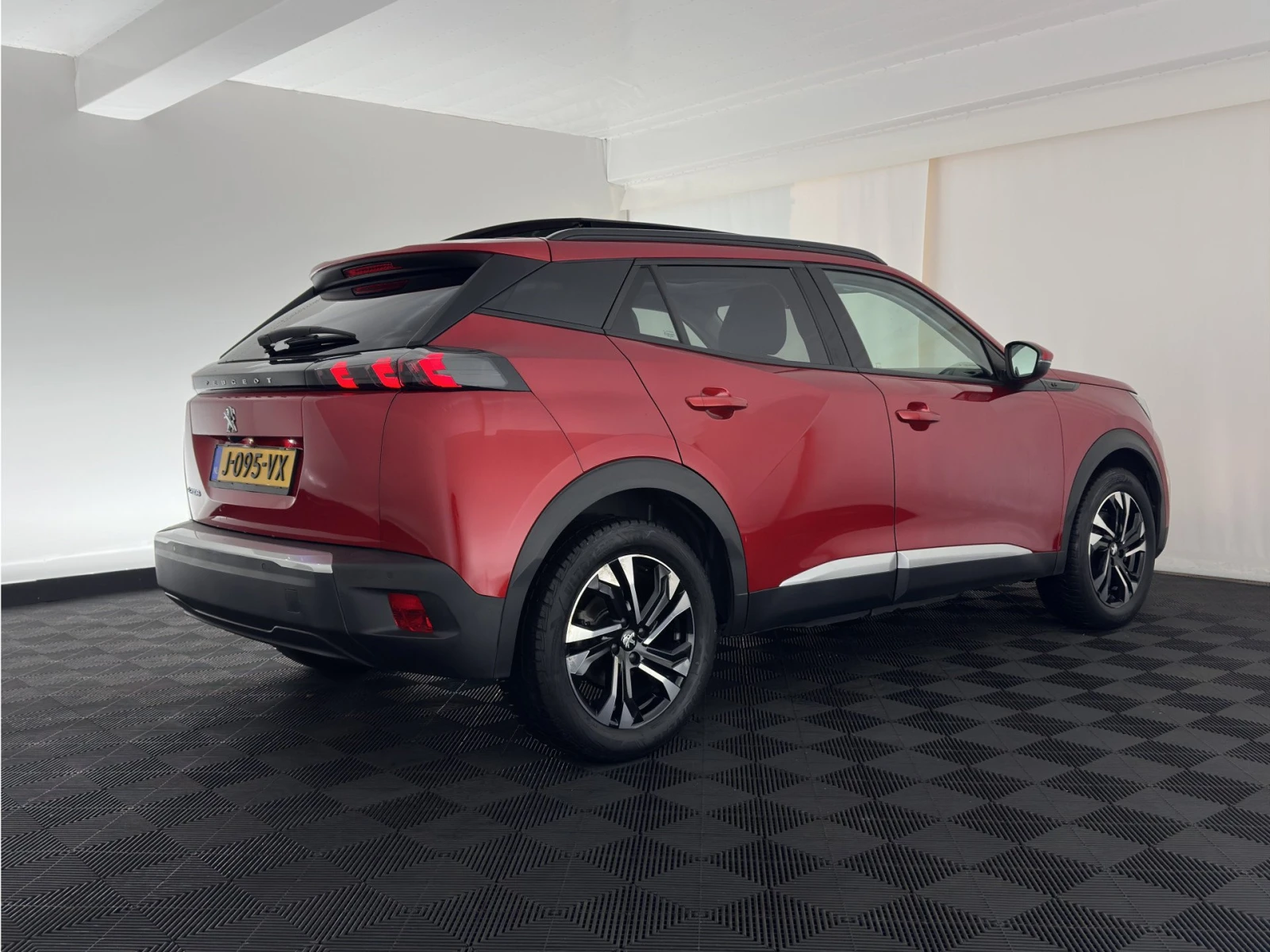 Peugeot 2008 Allure, снимка 2 - Автомобили и джипове - 54113940