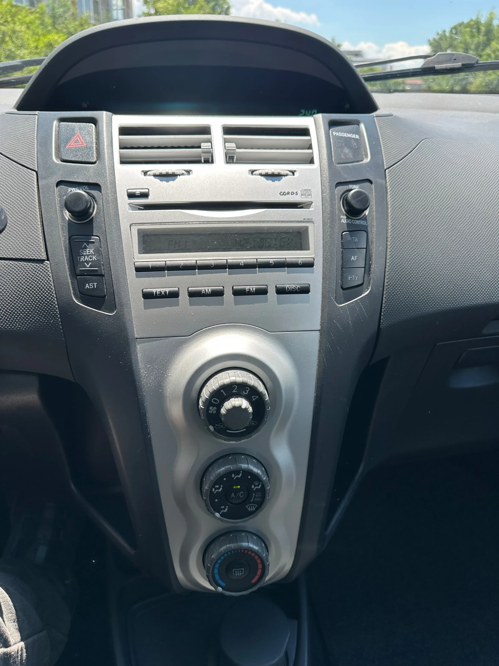 Toyota Yaris, снимка 11 - Автомобили и джипове - 55016806