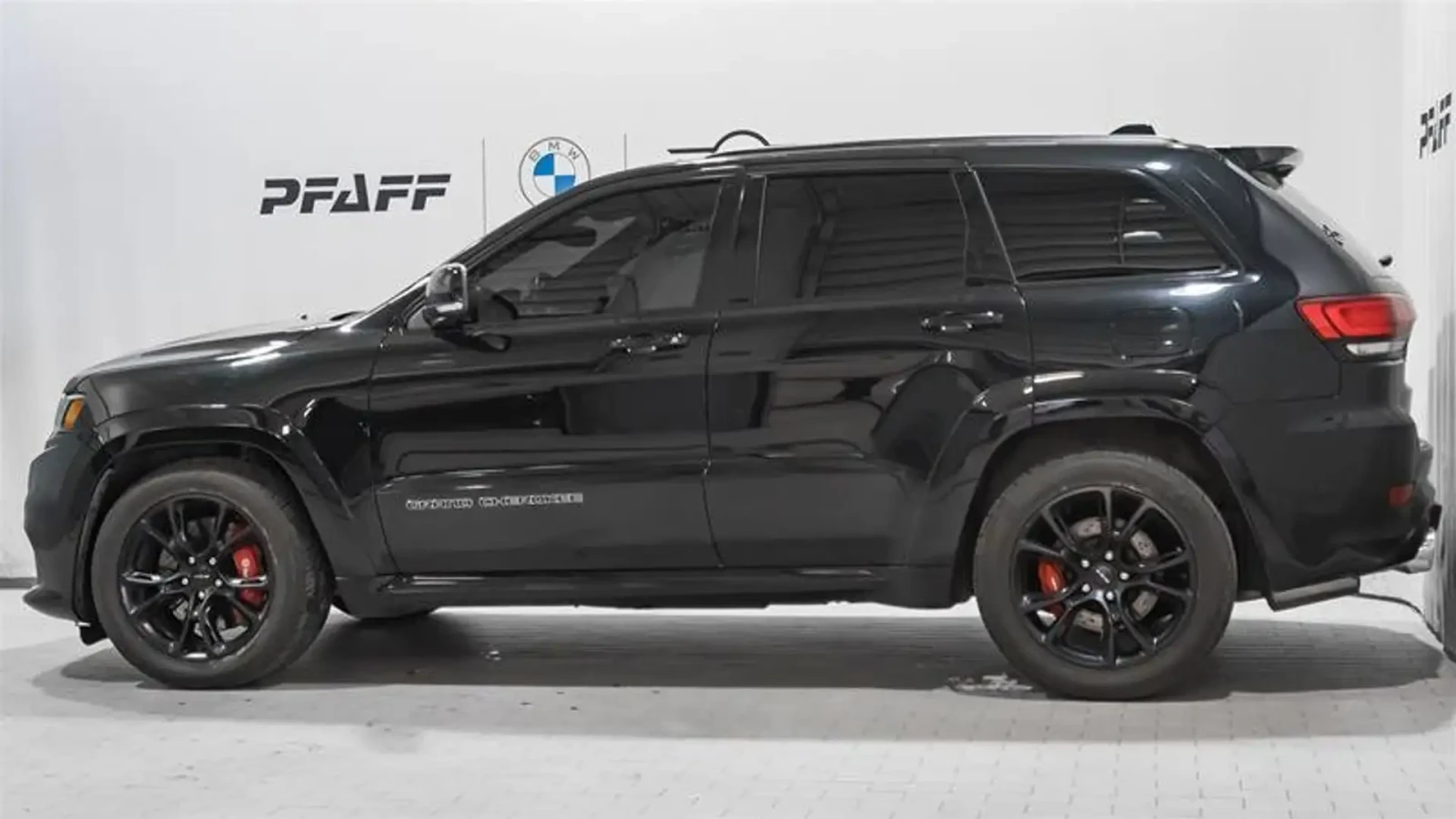 Jeep Grand cherokee SRT* 6.2* V8* ПОДГРЕВ* ОБДУХВАНЕ* ДИСТРОНИК* КАМЕР, снимка 3 - Автомобили и джипове - 55613356