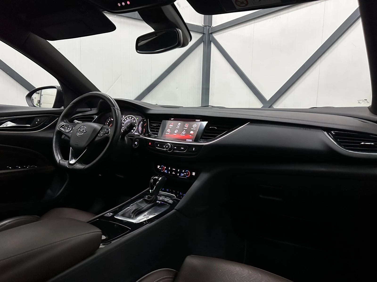 Opel Insignia EXCLUSIVE* 4x4* DISTR*  МАСАЖ* ОБДУХВАНЕ* HEAD-UP*, снимка 9 - Автомобили и джипове - 47684323