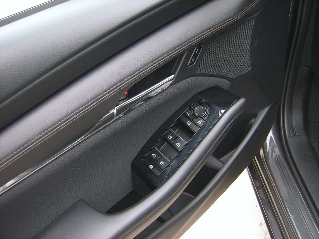 Mazda 3 2, 0 i, снимка 12 - Автомобили и джипове - 54357228