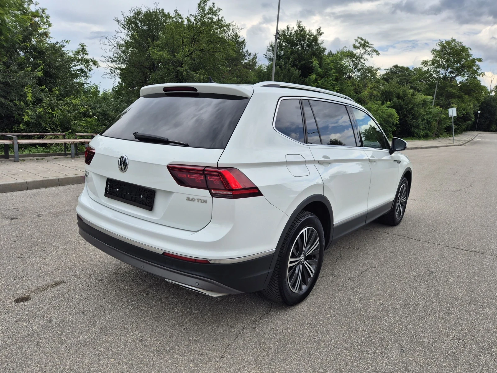 VW Tiguan Allspace 2.0TDI 7 Местен Digital Matrix Панорама , снимка 4 - Автомобили и джипове - 55196303