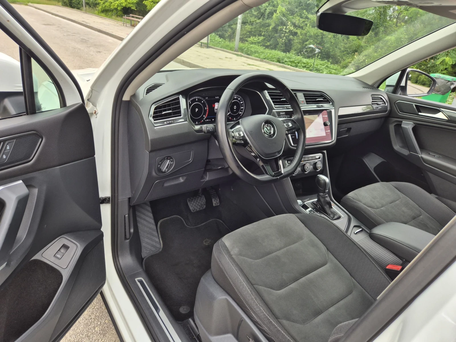 VW Tiguan Allspace 2.0TDI 7 Местен Digital Matrix Панорама , снимка 12 - Автомобили и джипове - 55196303