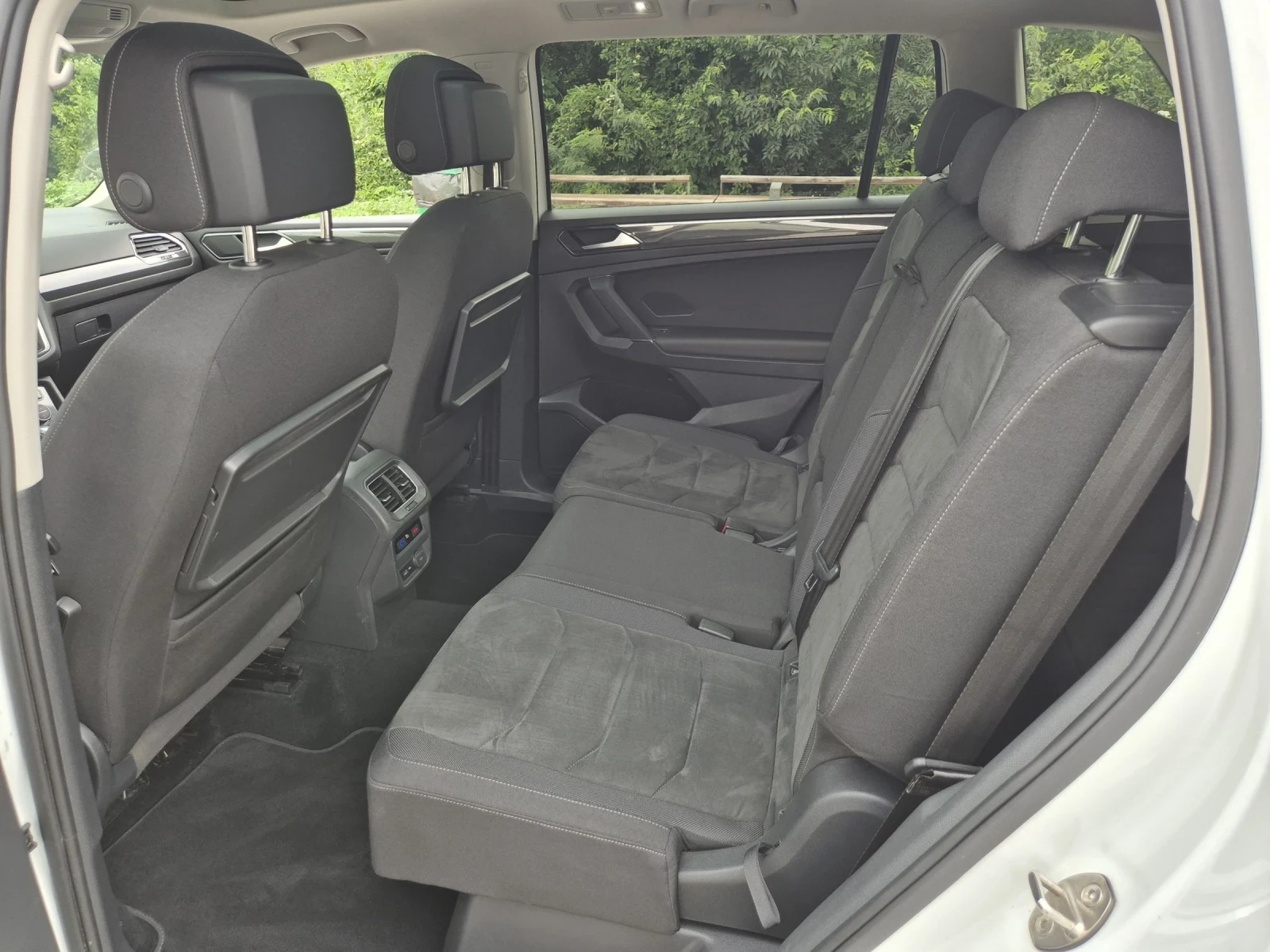 VW Tiguan Allspace 2.0TDI 7 Местен Digital Matrix Панорама , снимка 14 - Автомобили и джипове - 55196303
