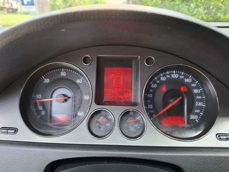 VW Passat 1.9TDI-105 к.с. КЛИМАТРОНИК! BLUEMOTION, снимка 13 - Автомобили и джипове - 51070560