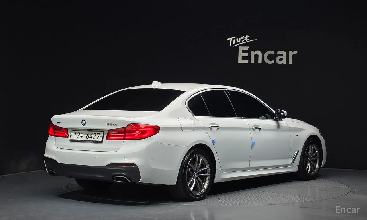 BMW 530 i* XDRIVE* M-SPORT* DISTRONIC* HEAD-UP* 360* ОБДУХ, снимка 4 - Автомобили и джипове - 54812264