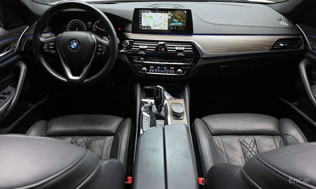 BMW 530 i* XDRIVE* M-SPORT* DISTRONIC* HEAD-UP* 360* ОБДУХ, снимка 9 - Автомобили и джипове - 54812264
