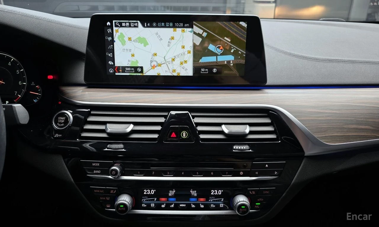 BMW 530 i* XDRIVE* M-SPORT* DISTRONIC* HEAD-UP* 360* ОБДУХ, снимка 12 - Автомобили и джипове - 54812264