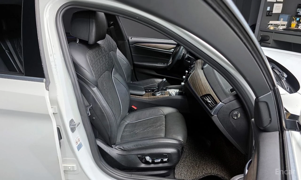 BMW 530 i* XDRIVE* M-SPORT* DISTRONIC* HEAD-UP* 360* ОБДУХ, снимка 8 - Автомобили и джипове - 54812264