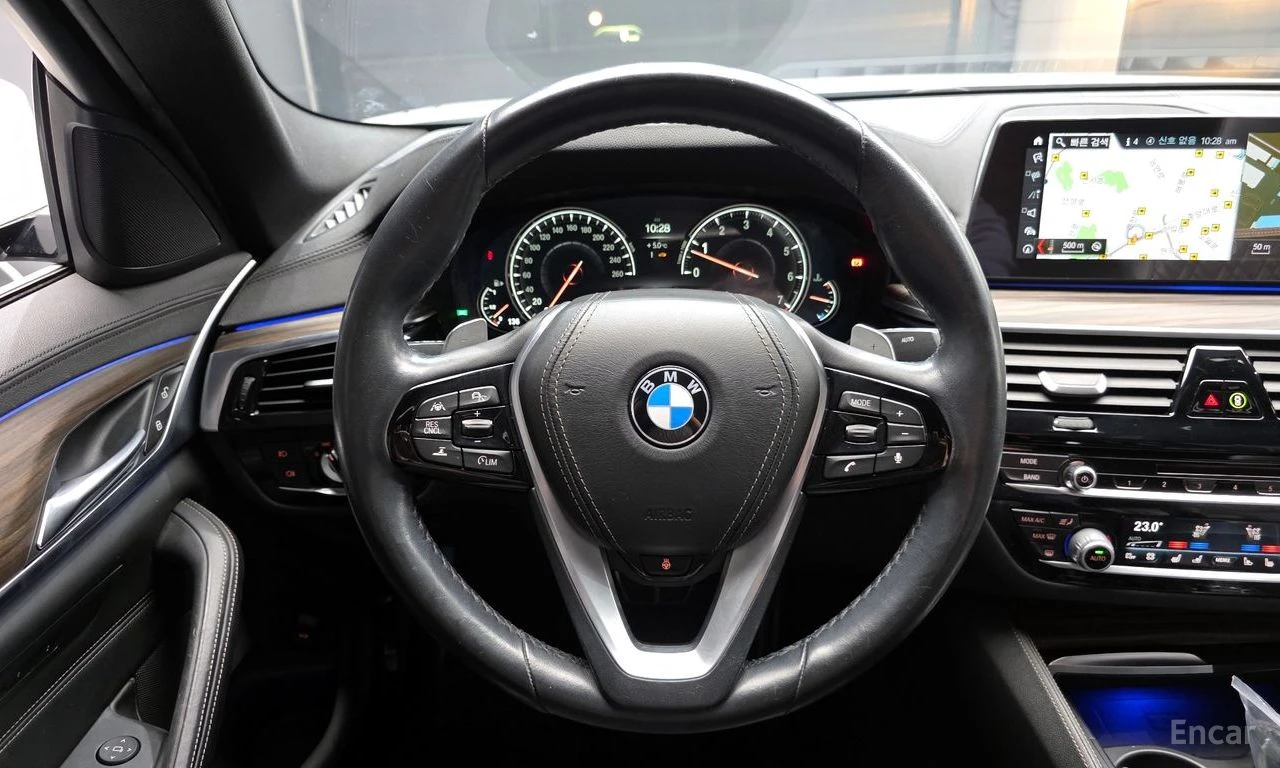 BMW 530 i* XDRIVE* M-SPORT* DISTRONIC* HEAD-UP* 360* ОБДУХ, снимка 10 - Автомобили и джипове - 54812264