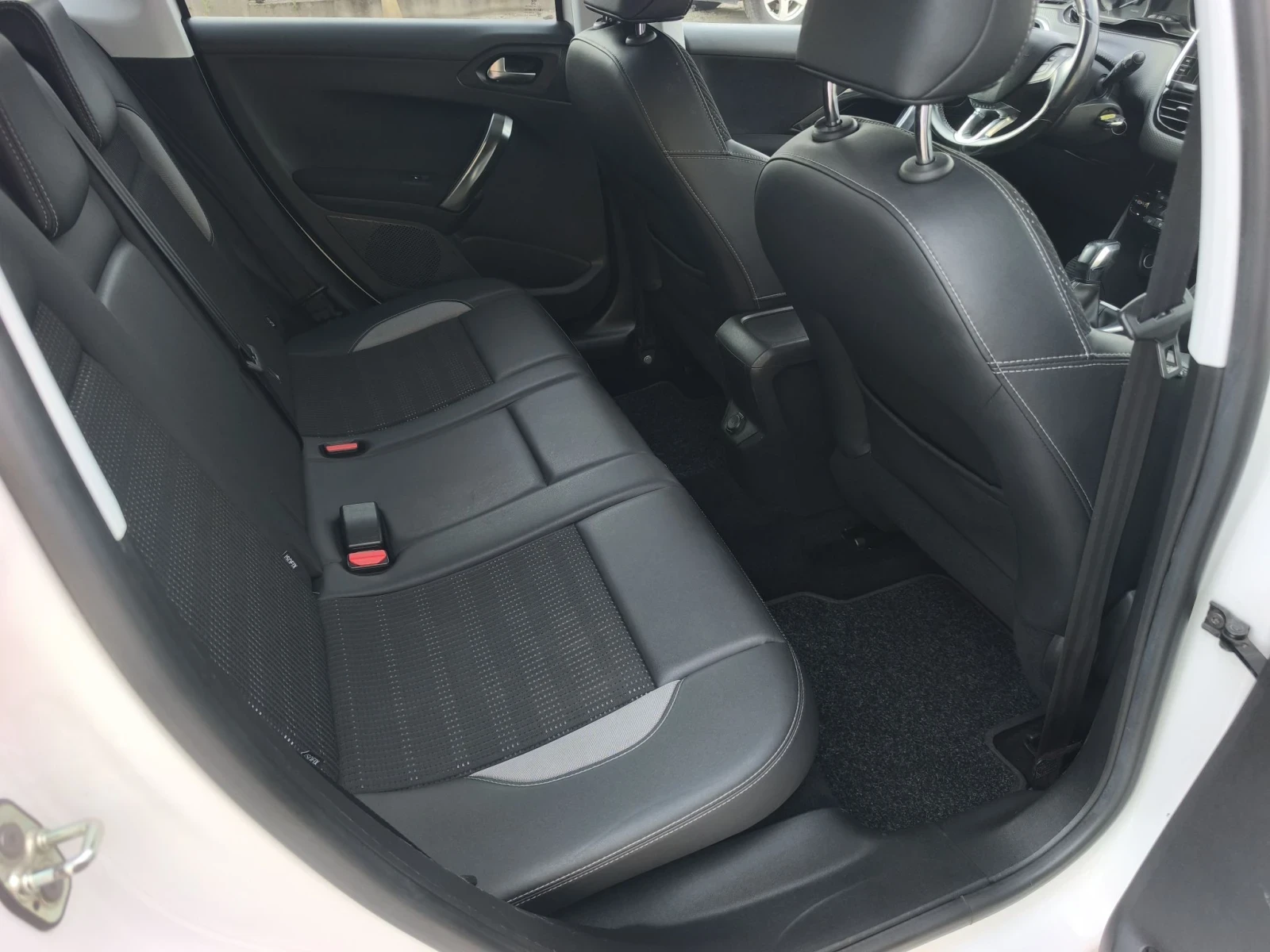 Peugeot 2008 1.6HDI 92kc ALURRE FULL SERVICE IN PEUGEOT NEW , снимка 11 - Автомобили и джипове - 55590235