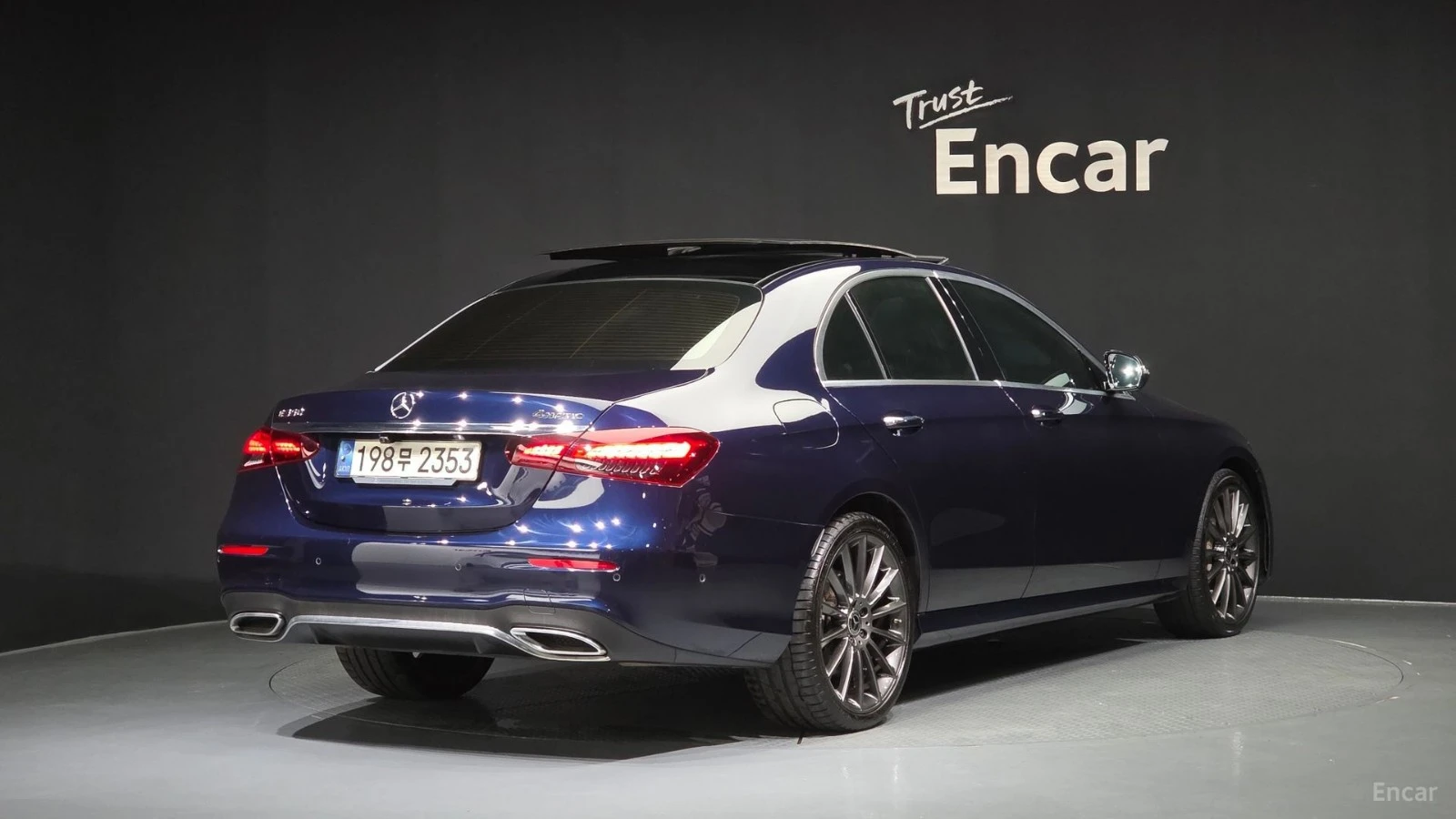 Mercedes-Benz E 350 4MATIC* AMG-LINE* DISTRONIC* 360* КАМЕРА* HUD* , снимка 3 - Автомобили и джипове - 55688986