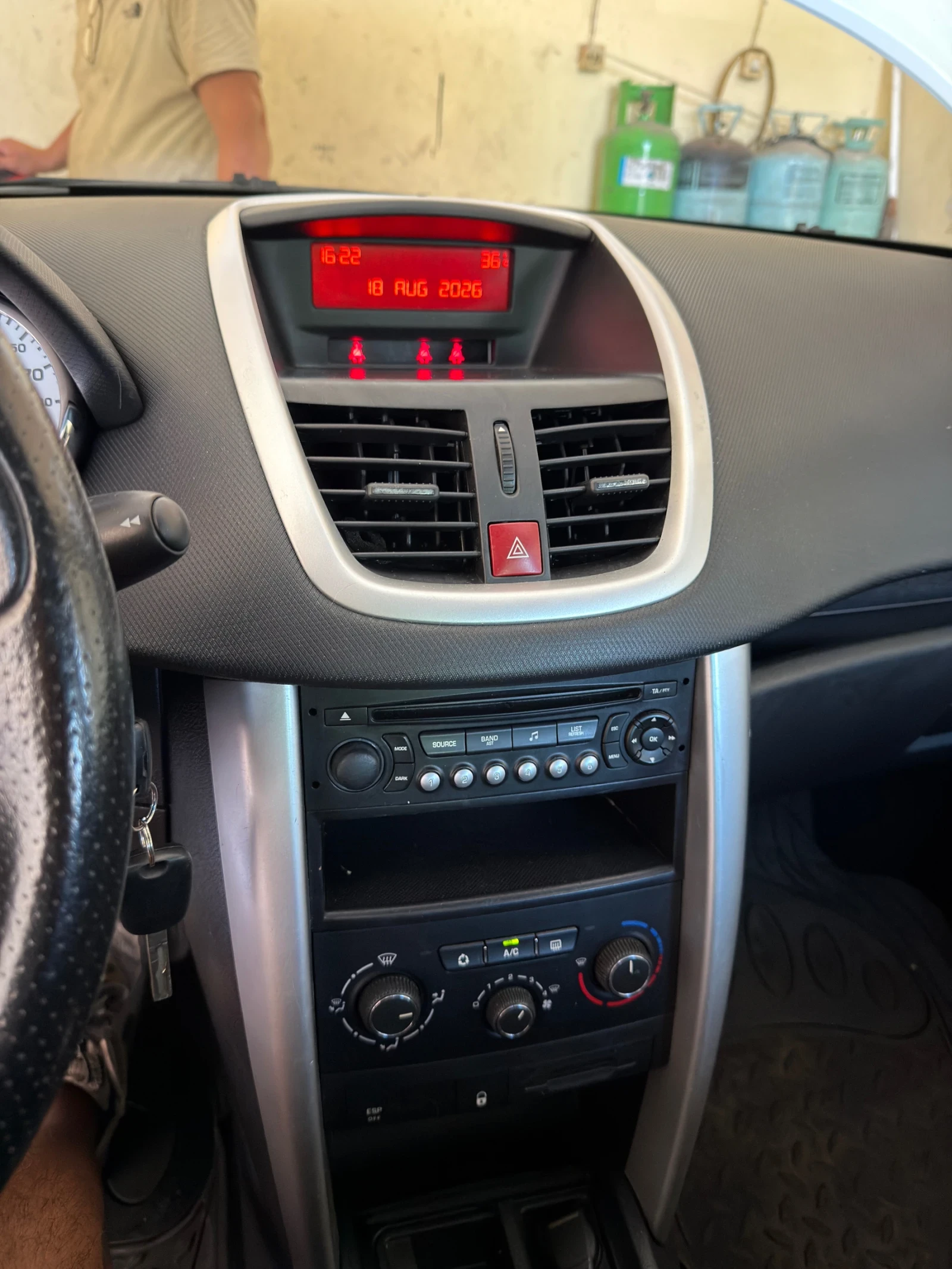 Peugeot 207 1.6 SW, снимка 10 - Автомобили и джипове - 55725564