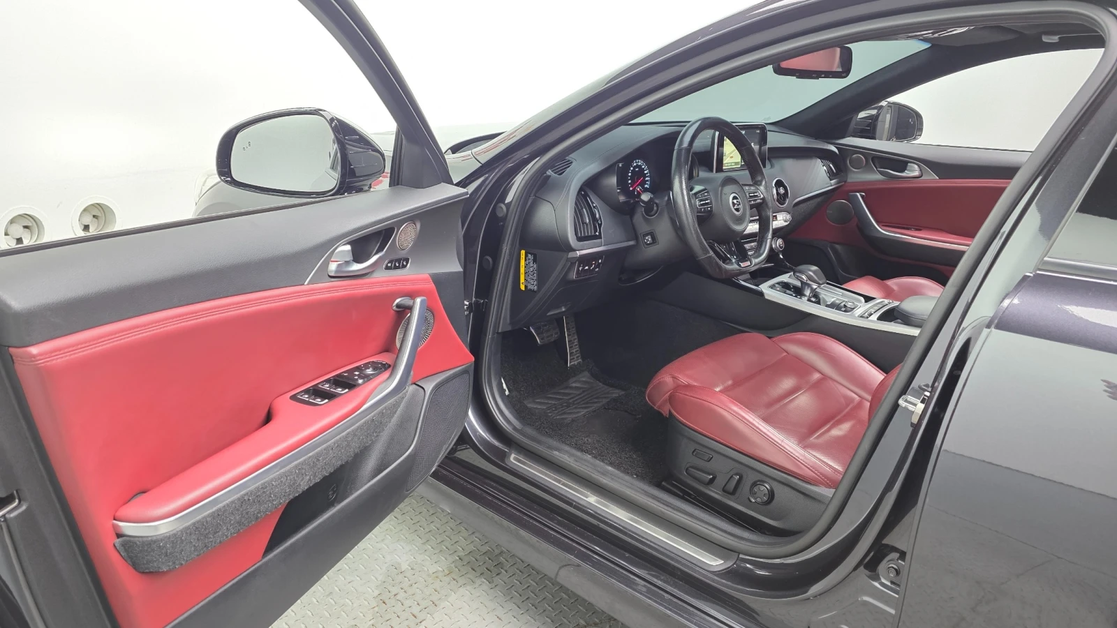 Kia Stinger 3.3 Turbo 2WD GT | HUD | 360  камера | Панорама | , снимка 9 - Автомобили и джипове - 55777716