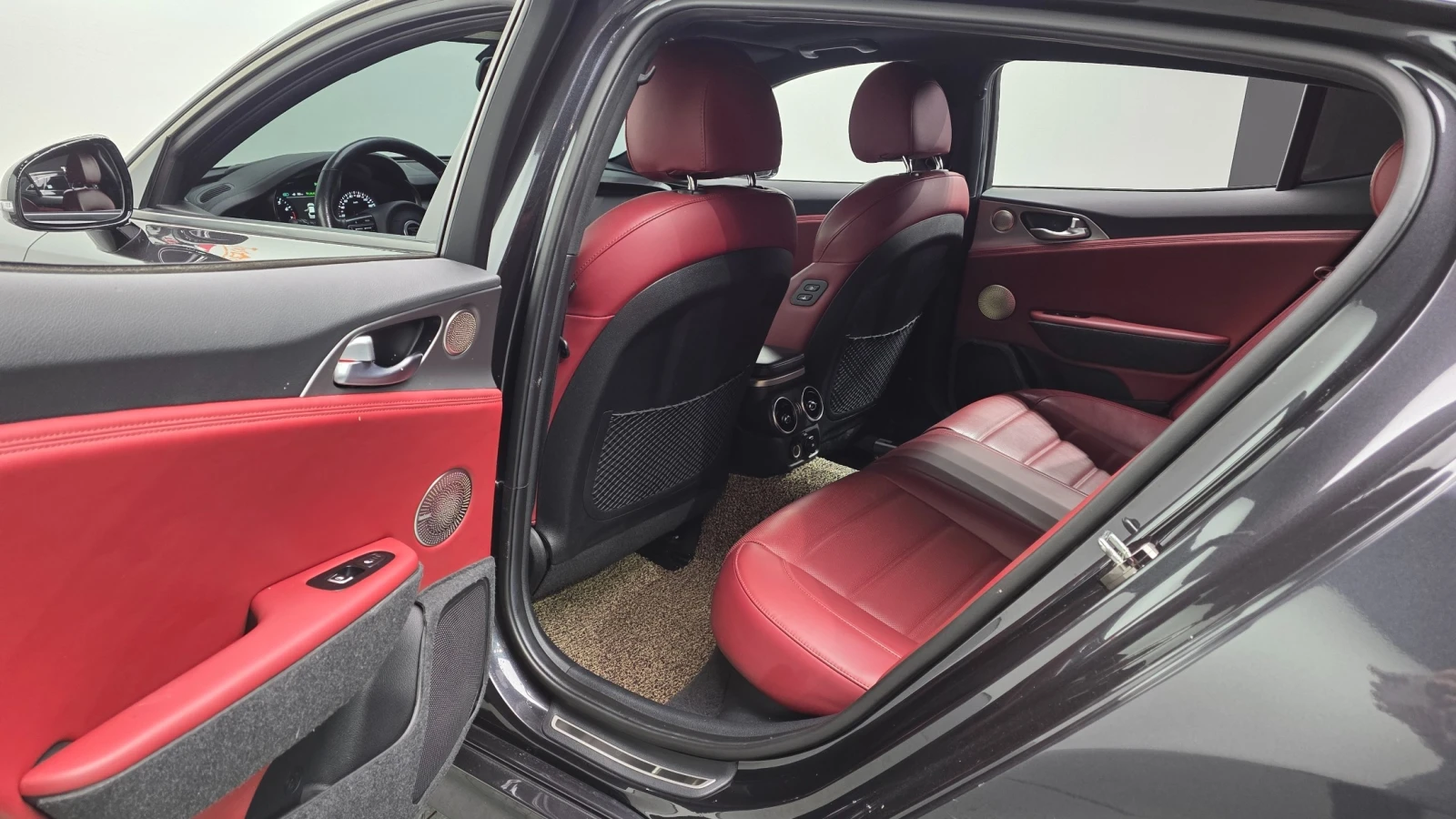 Kia Stinger 3.3 Turbo 2WD GT | HUD | 360  камера | Панорама | , снимка 12 - Автомобили и джипове - 55777716