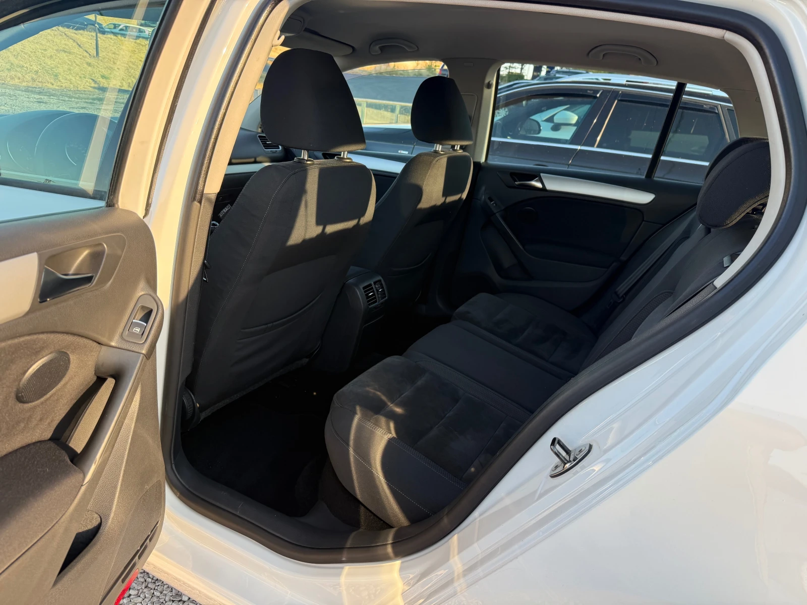 VW Golf 1.6TDi-105КС-HIGHLINE-НАВИ, снимка 14 - Автомобили и джипове - 56120154
