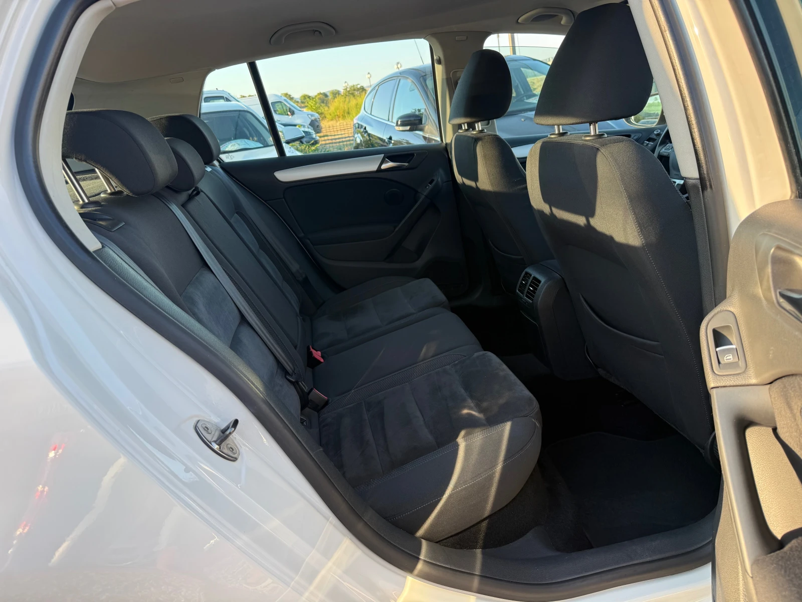 VW Golf 1.6TDi-105КС-HIGHLINE-НАВИ, снимка 15 - Автомобили и джипове - 56120154