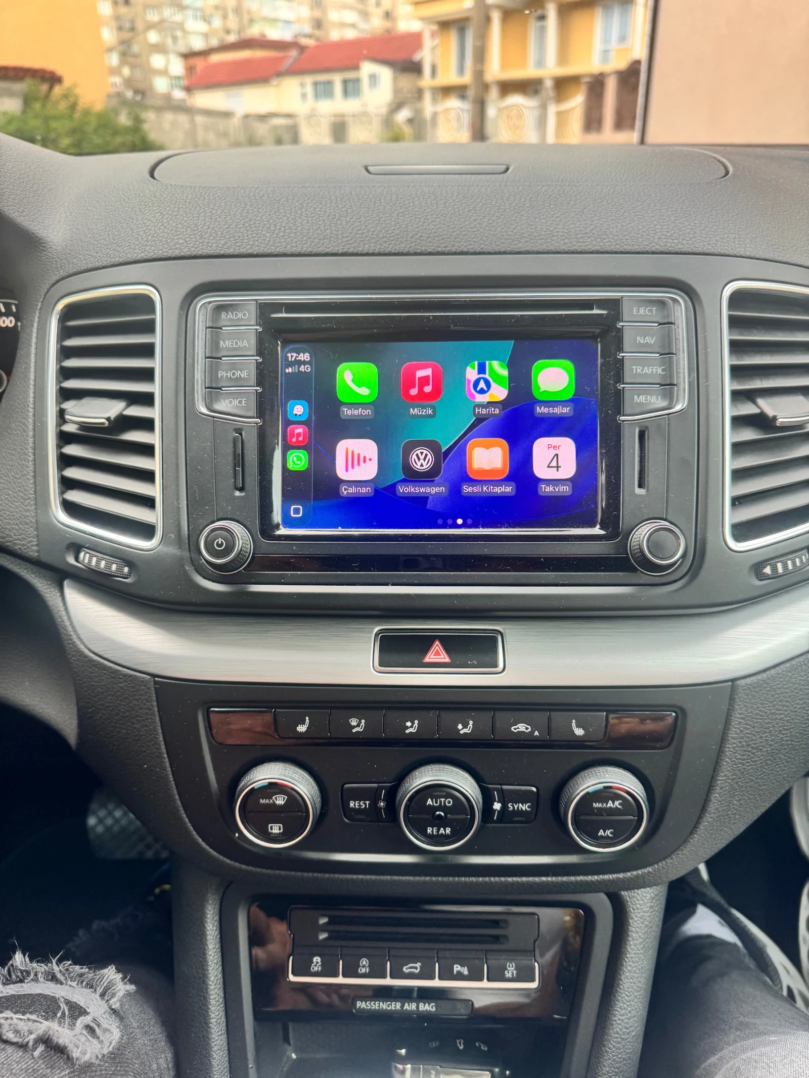 VW Sharan 2.0TDI#DSG#D?STRON?K#NAV?#LED#KEYLES!!!, снимка 14 - Автомобили и джипове - 54782530