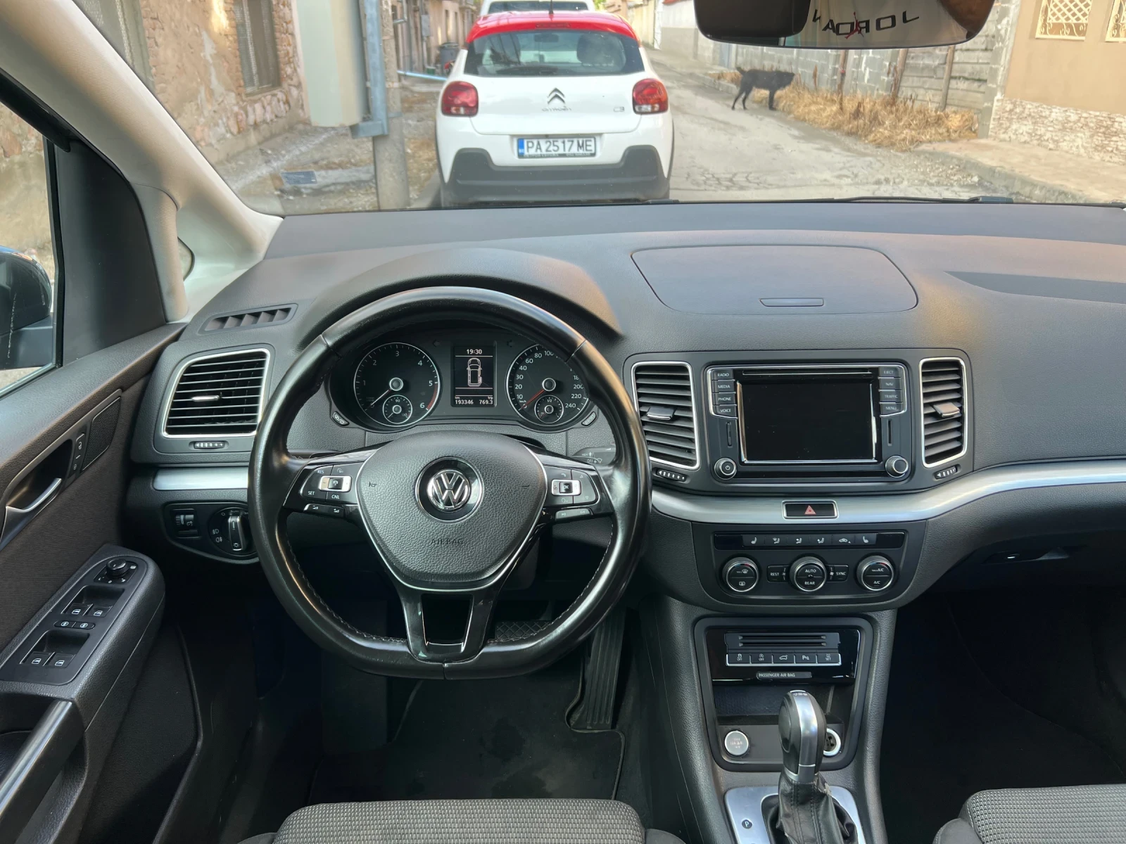 VW Sharan 2.0TDI#DSG#D?STRON?K#NAV?#LED#KEYLES!!!, снимка 11 - Автомобили и джипове - 54782530