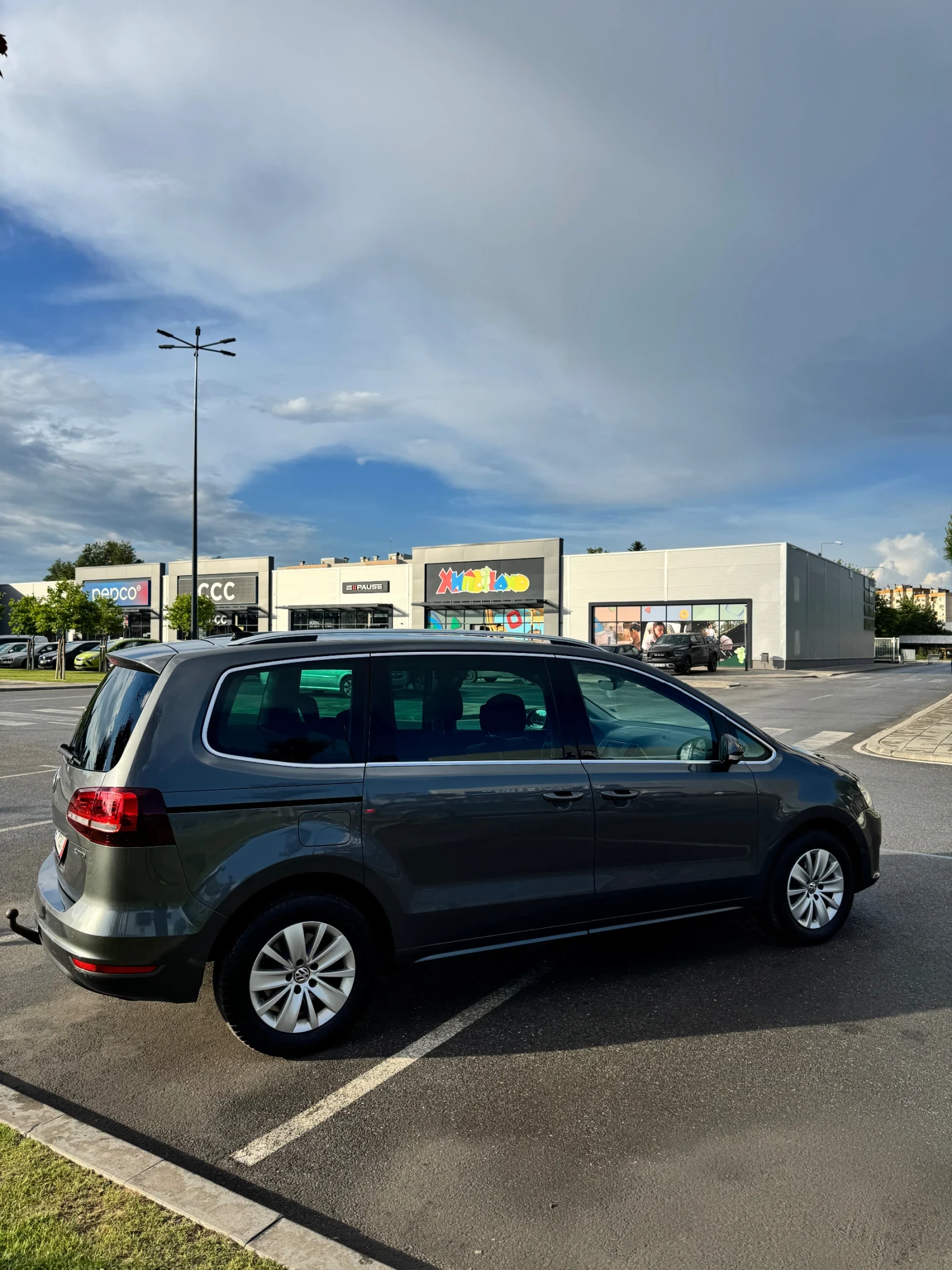 VW Sharan 2.0TDI#DSG#D?STRON?K#NAV?#LED#KEYLES!!!, снимка 7 - Автомобили и джипове - 54782530