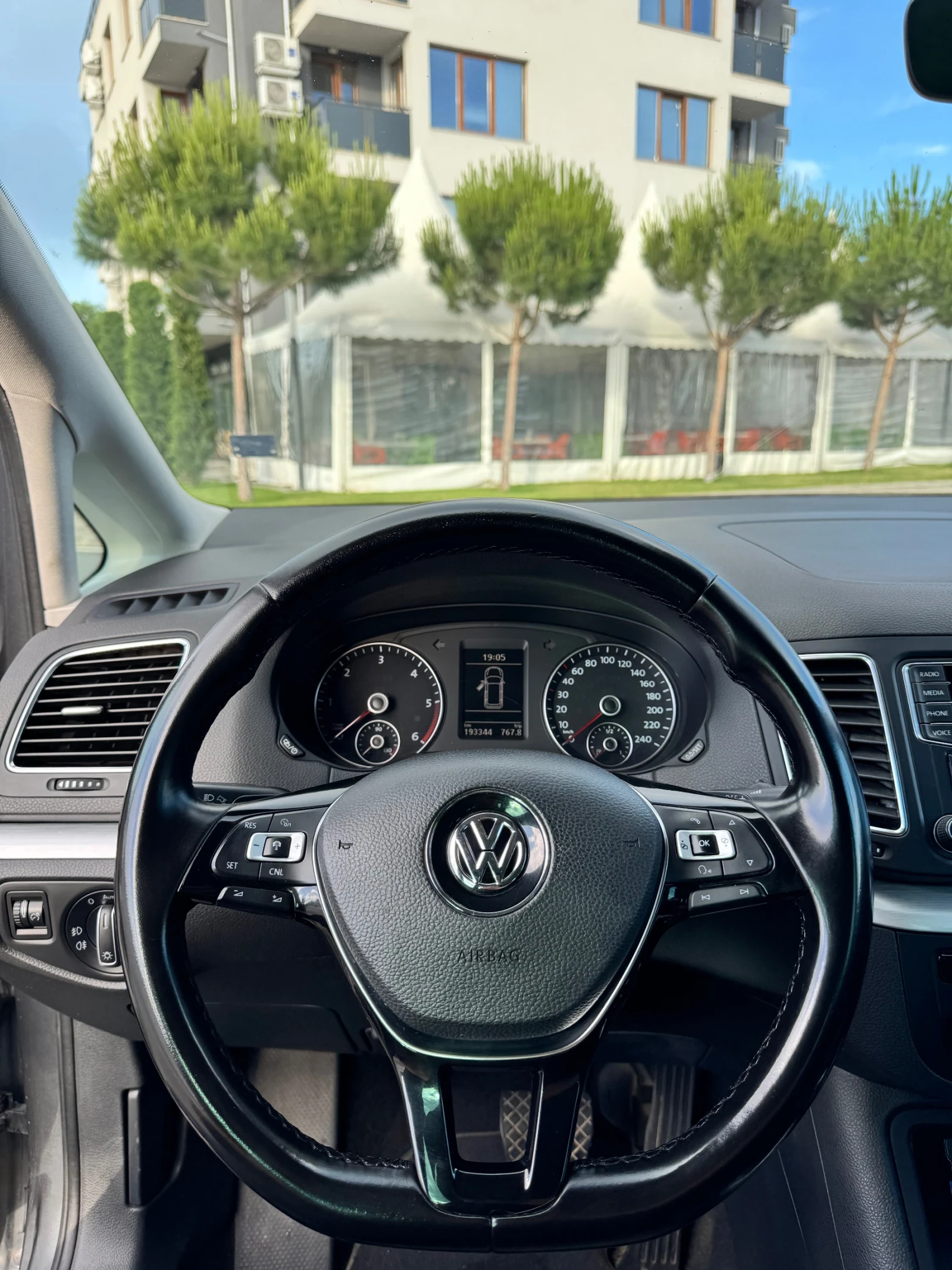 VW Sharan 2.0TDI#DSG#D?STRON?K#NAV?#LED#KEYLES!!!, снимка 13 - Автомобили и джипове - 54782530