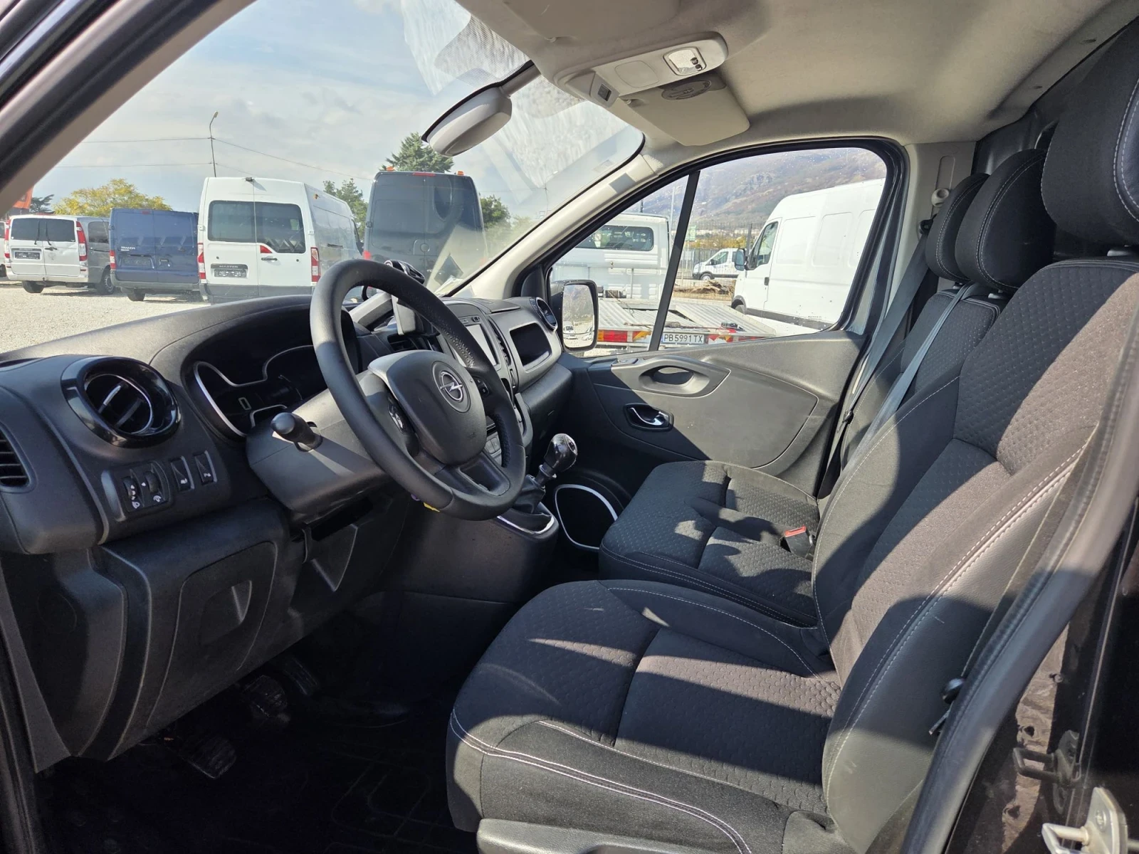 Opel Vivaro, снимка 8 - Бусове и автобуси - 56656675