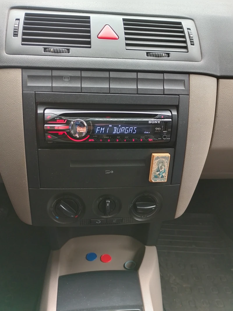 Skoda Fabia 1.2 HTP, снимка 14 - Автомобили и джипове - 51242584