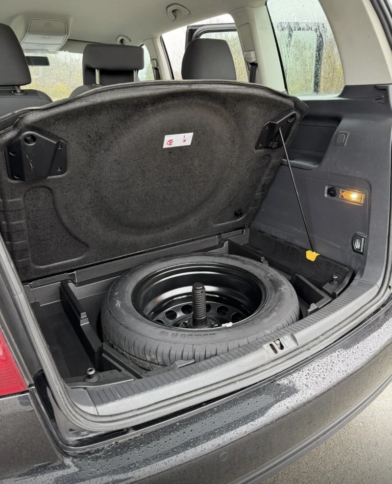 VW Touran 1, 9TDI 105k.c.КЛИМАТРОНИК 6 СКОРОСТИ ВНОС НА ХОД, снимка 16 - Автомобили и джипове - 52556909