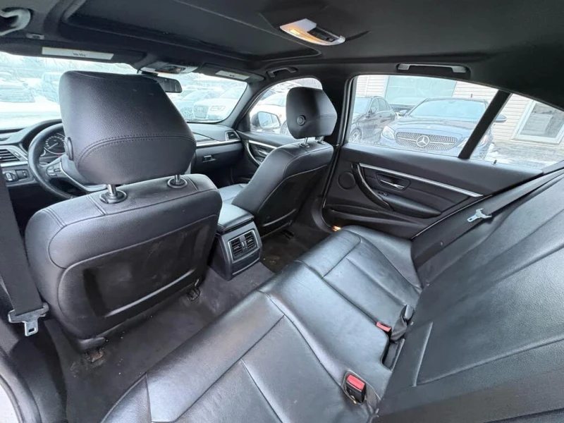 BMW 330 xDrive* Sedan* AWD* АвтоКредит* (ЦЕНА ДО БГ), снимка 14 - Автомобили и джипове - 53190853