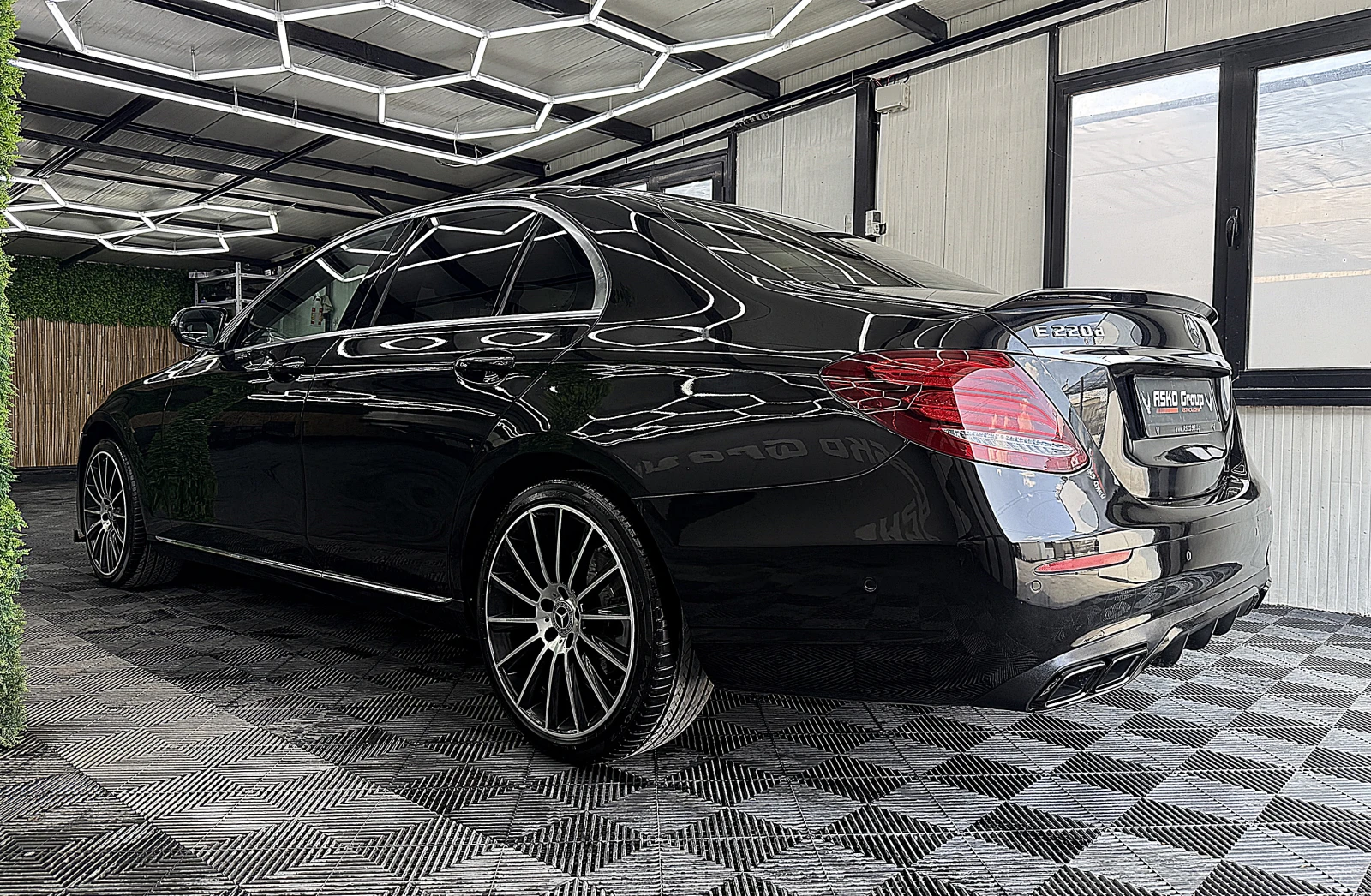 Mercedes-Benz E 220 AMG-line/KeylessGo/9-gt/СОБСТВЕН ЛИЗИНГ, снимка 4 - Автомобили и джипове - 55023602