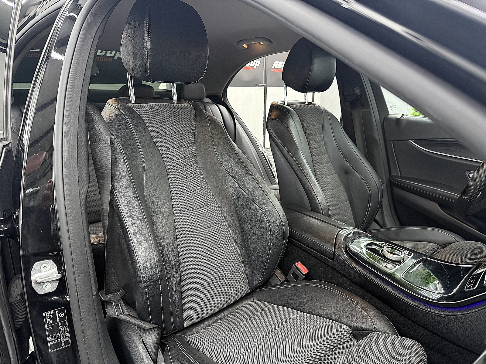 Mercedes-Benz E 220 AMG-line/KeylessGo/9-gt/СОБСТВЕН ЛИЗИНГ, снимка 11 - Автомобили и джипове - 55023602