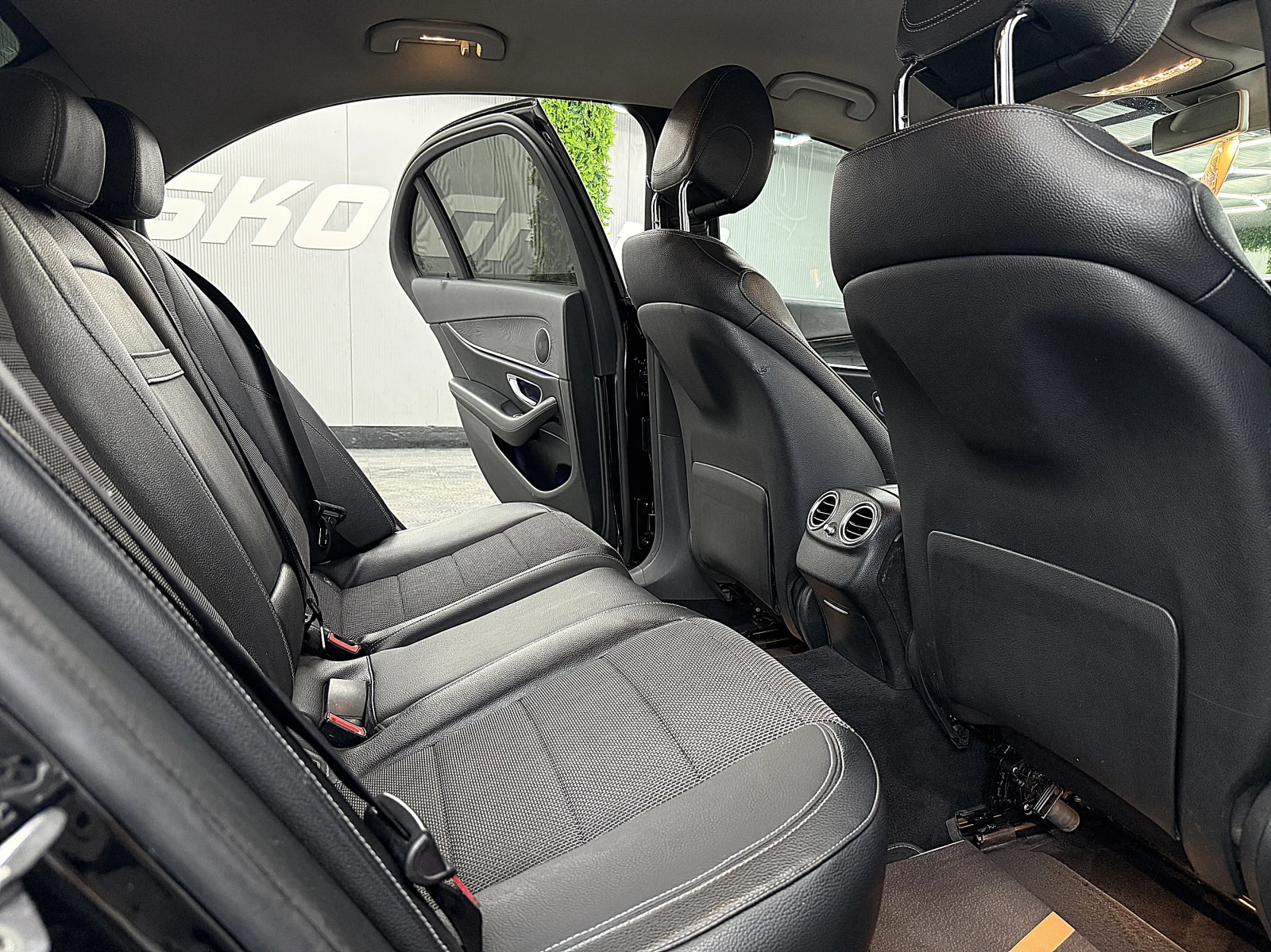 Mercedes-Benz E 220 AMG-line/KeylessGo/9-gt/СОБСТВЕН ЛИЗИНГ, снимка 9 - Автомобили и джипове - 55023602