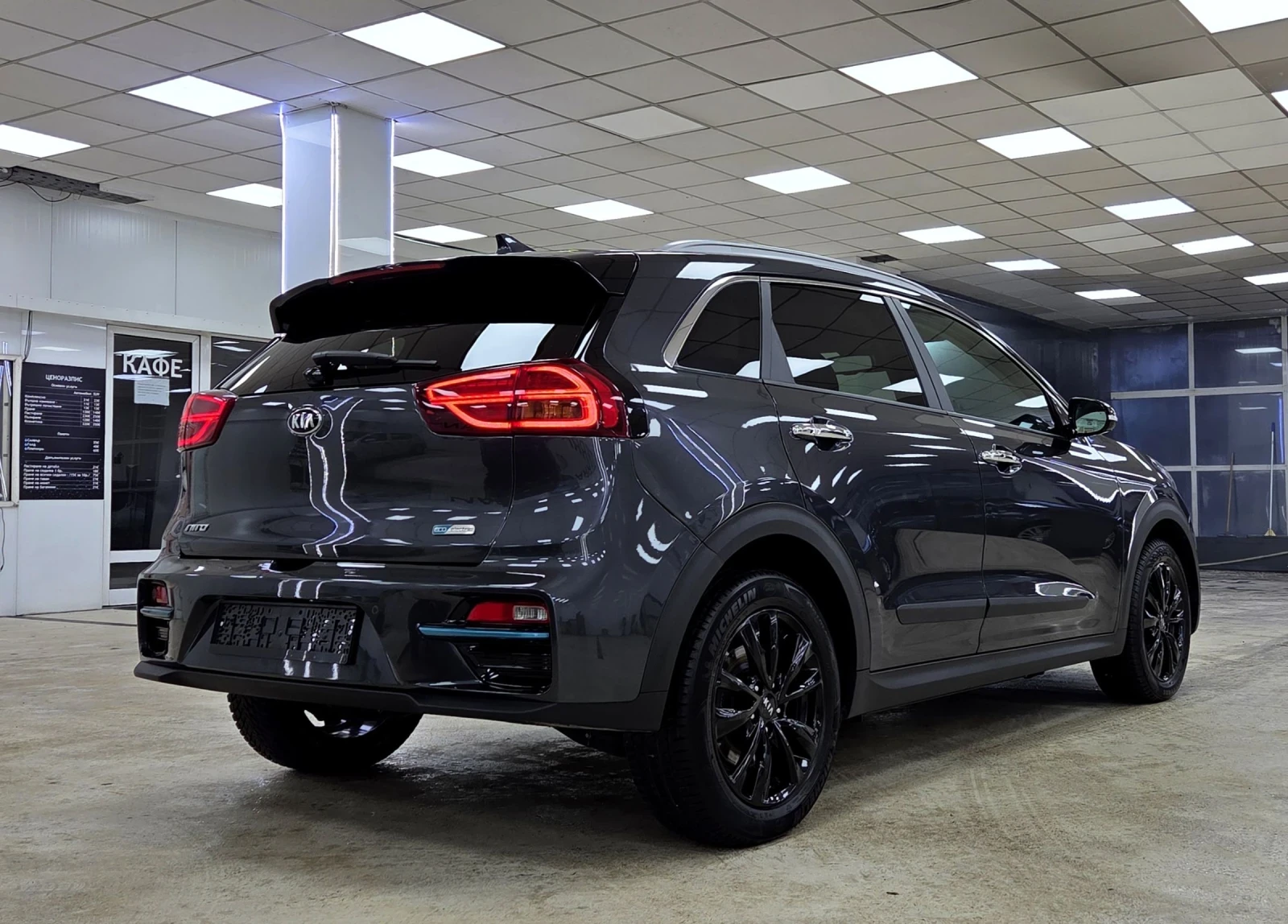 Kia Niro 64KWh/Premium/ПЪЛНА СЕРВИЗНА ИСТОРИЯ, снимка 4 - Автомобили и джипове - 53818788