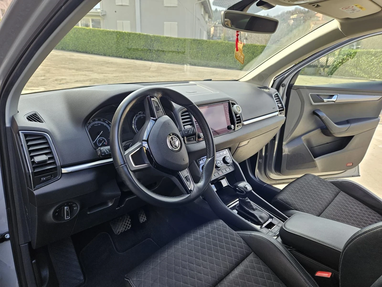 Skoda Karoq 2.0 TDI SCR 4x4 DSG Style, снимка 8 - Автомобили и джипове - 53857442