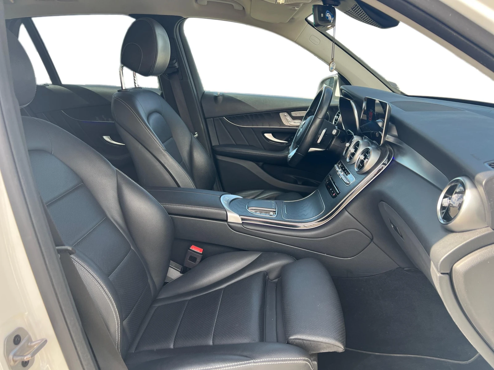 Mercedes-Benz GLC 220 d 4MATIC, снимка 11 - Автомобили и джипове - 54922372