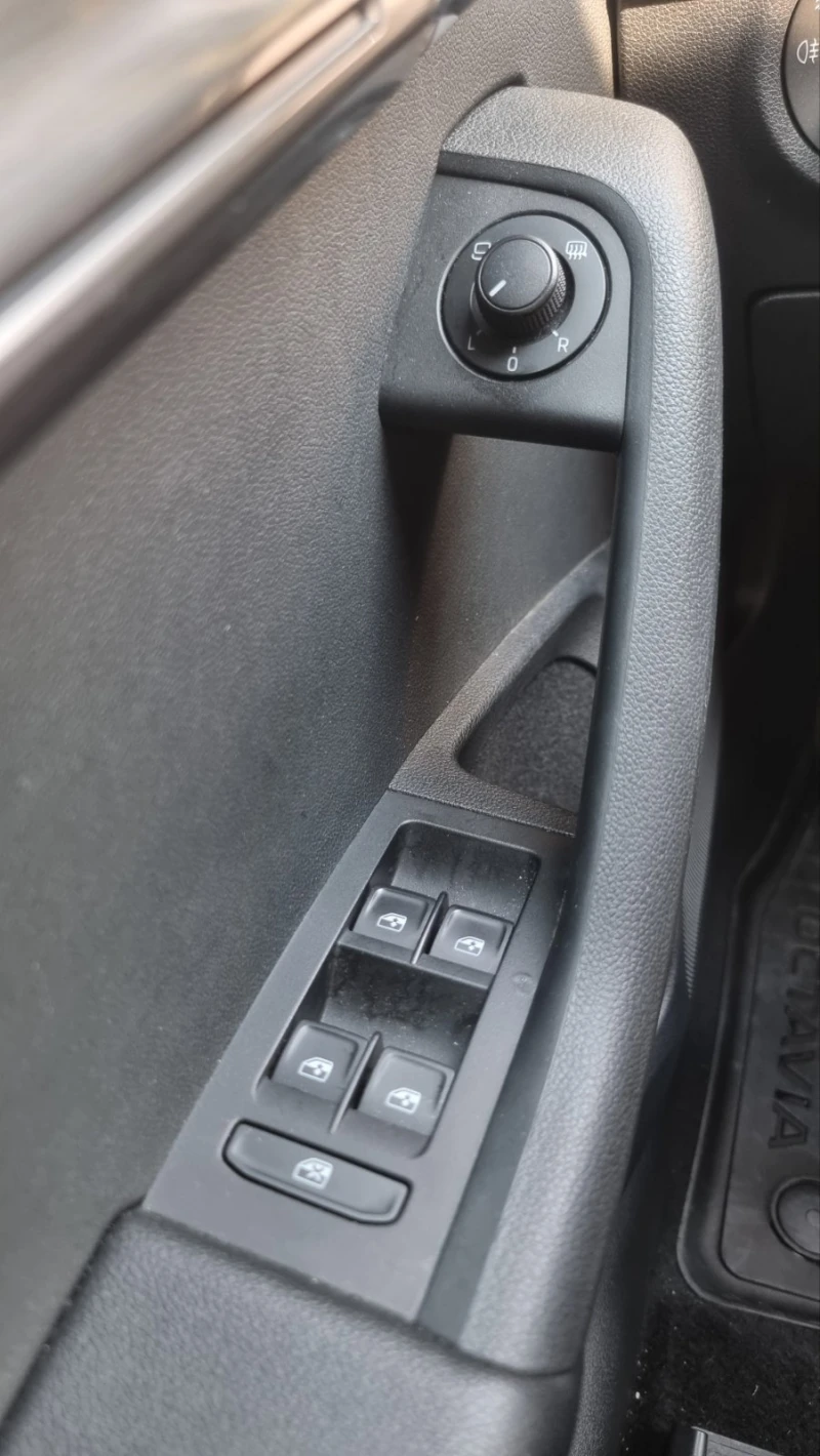 Skoda Octavia 1.5 TSI, снимка 10 - Автомобили и джипове - 52520386