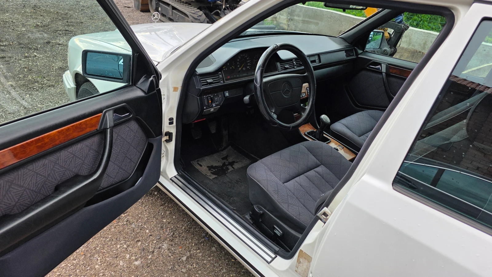 Mercedes-Benz E 200, снимка 8 - Автомобили и джипове - 54808943