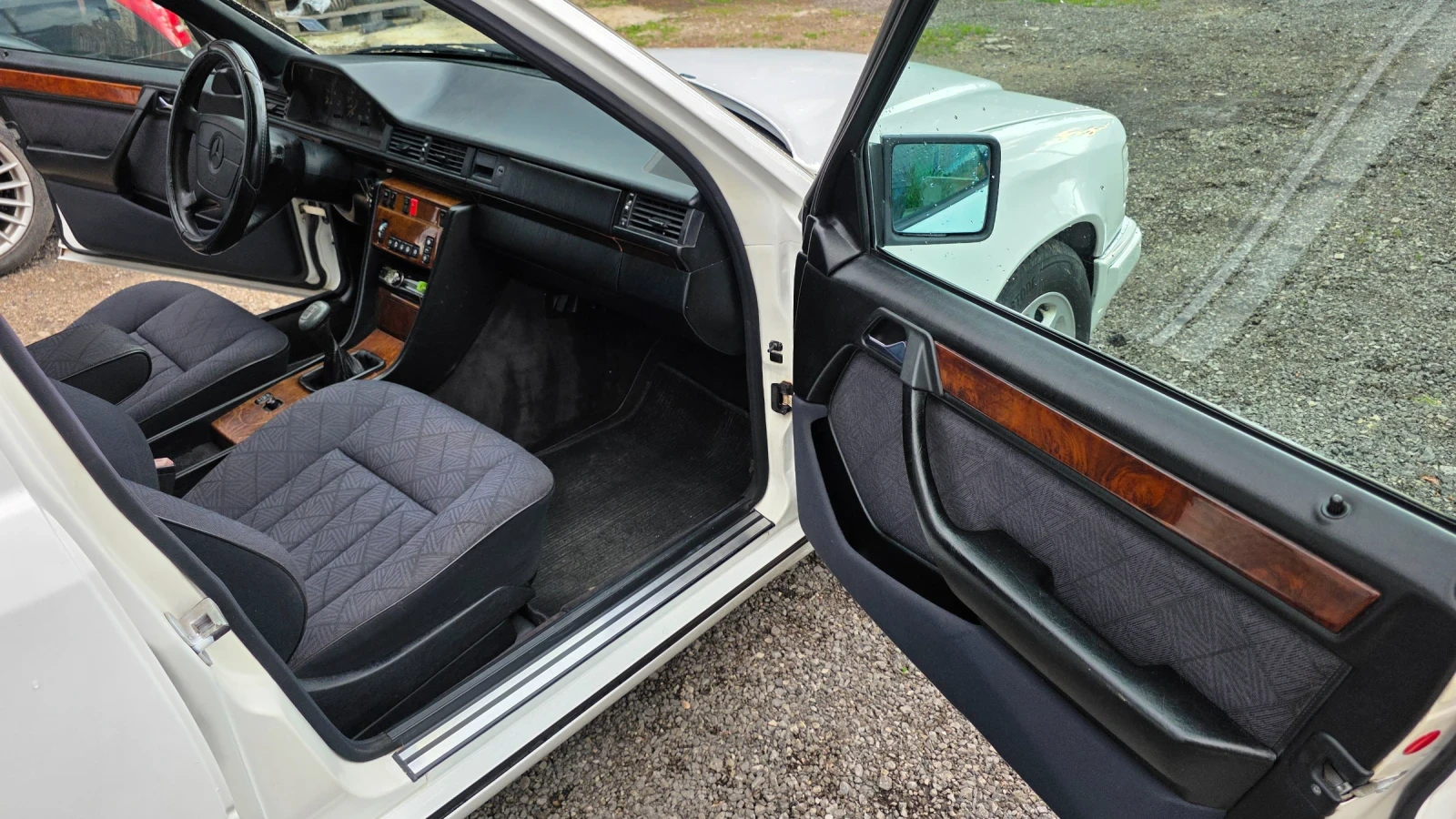 Mercedes-Benz E 200, снимка 11 - Автомобили и джипове - 54808943