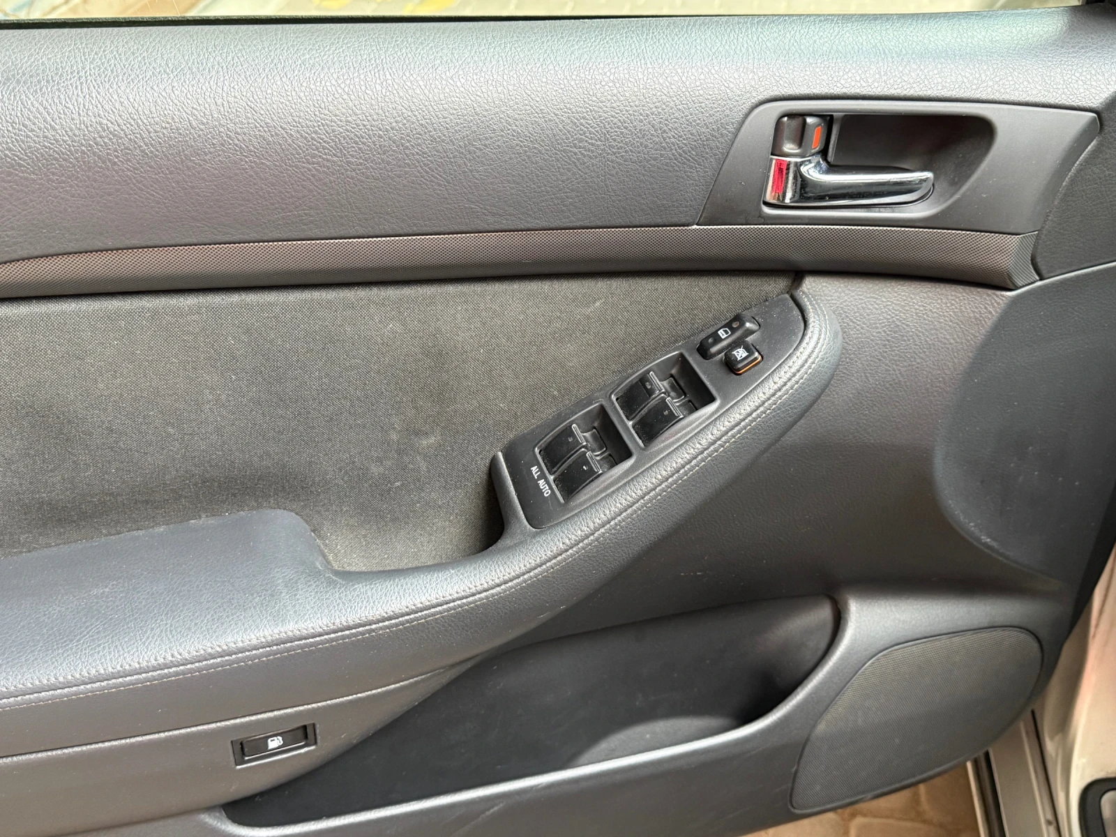 Toyota Avensis 2.0 DIZEL, снимка 7 - Автомобили и джипове - 55103247