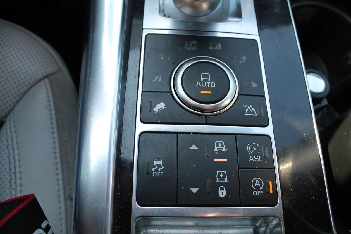 Land Rover Range Rover Sport Autobiography* OБДУХ* ПОДГРЕВИ* MERIDIAN* HuD* CAR, снимка 12 - Автомобили и джипове - 54141512
